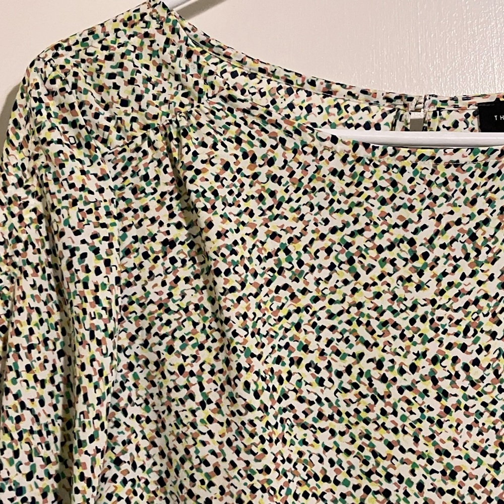 Medium relaxed fit blouse in colorful print.